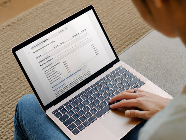 Parasieten test uitslag op laptop